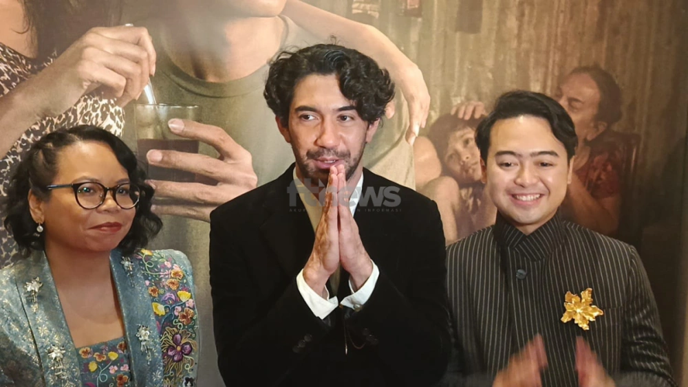Reza Rahardian (Tengah) sutradara film Pangku ditemui di Jakarta Selatan, Selasa (28/10/2025). [FTNews.co.id/Selvianus Kopong Basar]